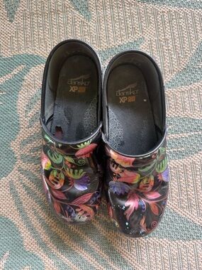 Dansko XP 2.0 Black Floral Clogs | Size 39